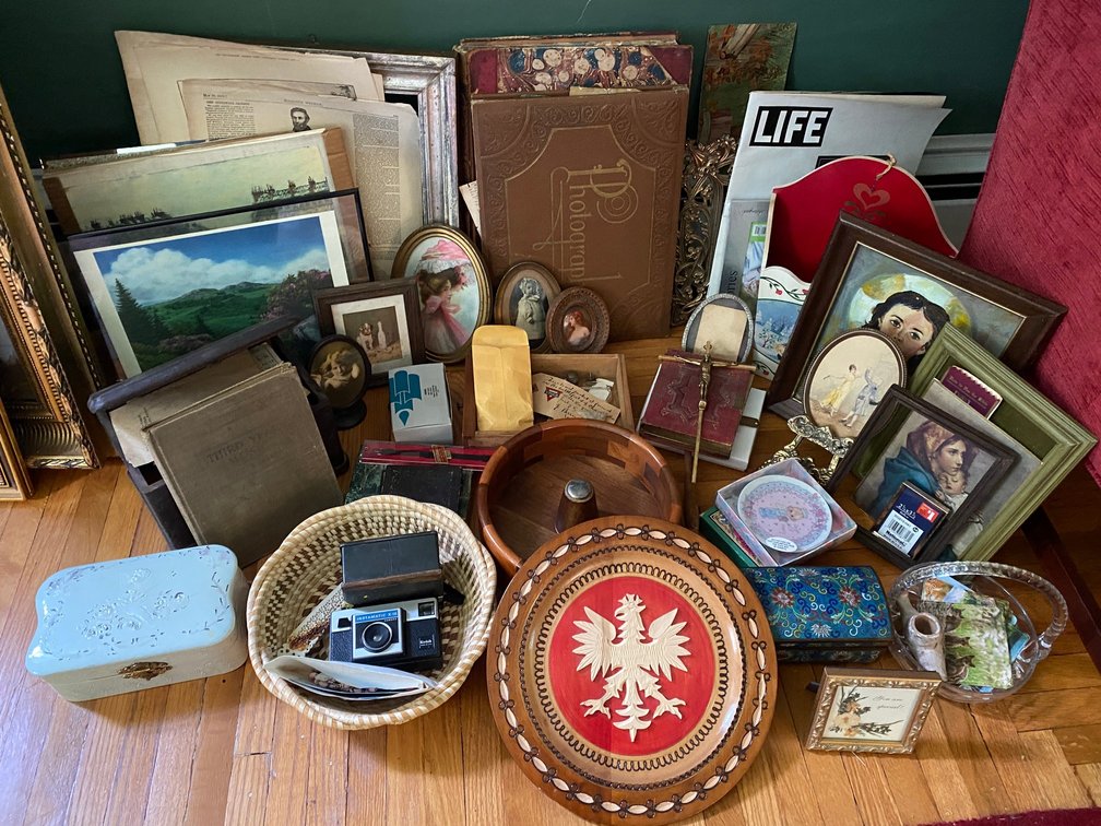 Decorative items, magazines, jewelry box, wooden items
