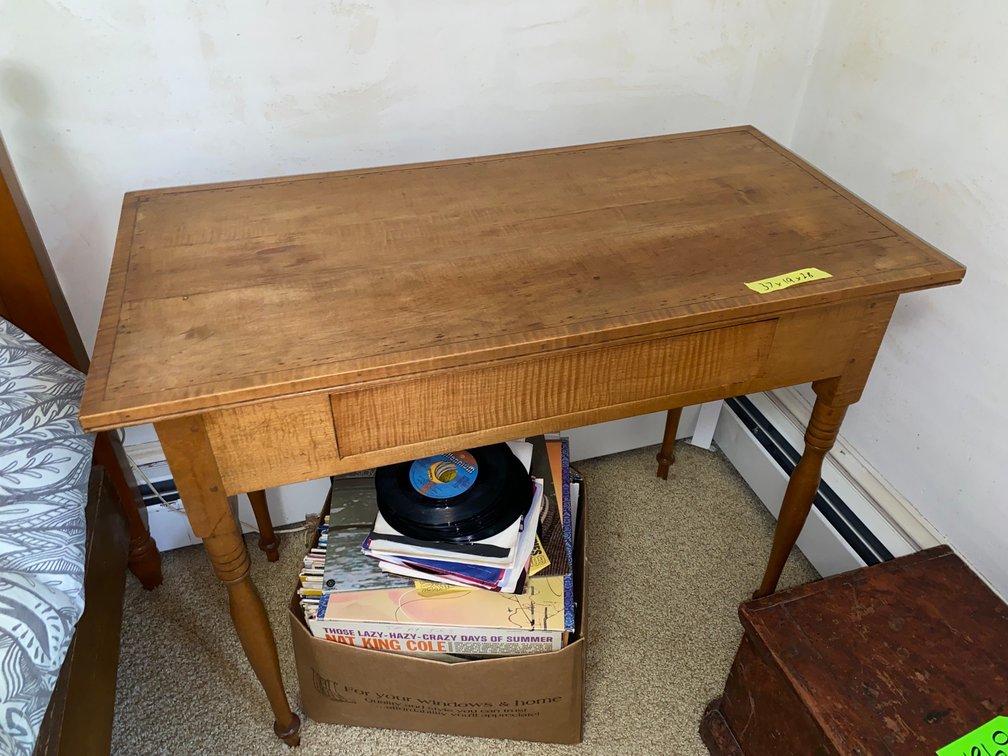 Mid-Century Colonial style maple wood table with slender spindle legs and single storage drawer