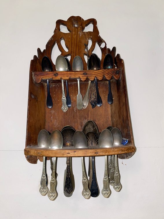 Vintage wooden souvenir spoon rack with approx. 30 spoons