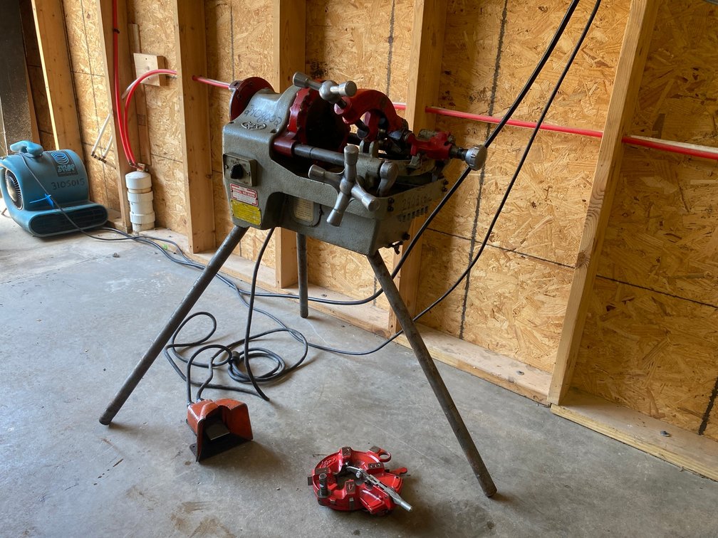 Pipe threading Machine