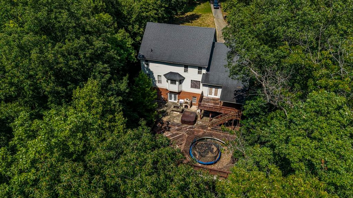 Image for SOLD $495,000 - Expansive Brick 6 Bedroom on Over 6 Acres in Scott Depot