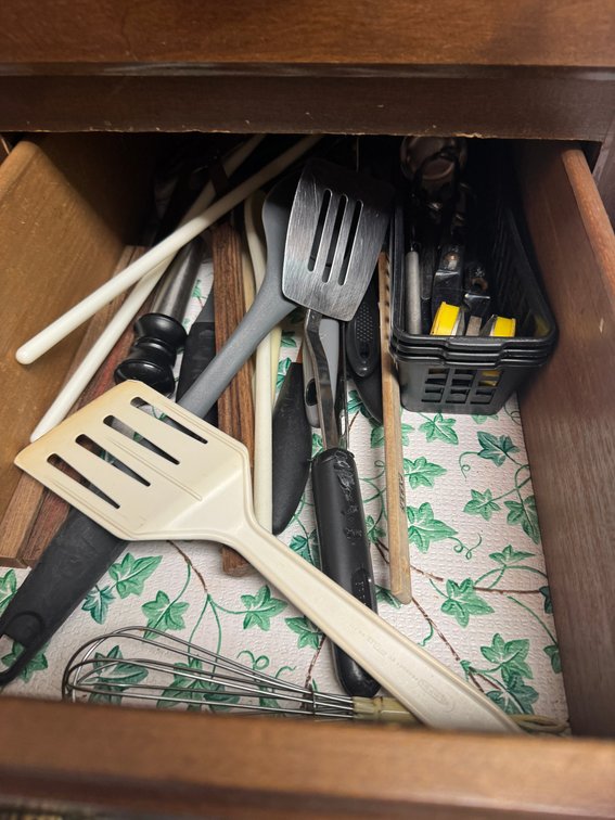 Contents of Drawer - Utensils