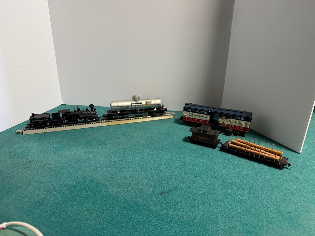 HO Scale Model Train Locomotive and Cars