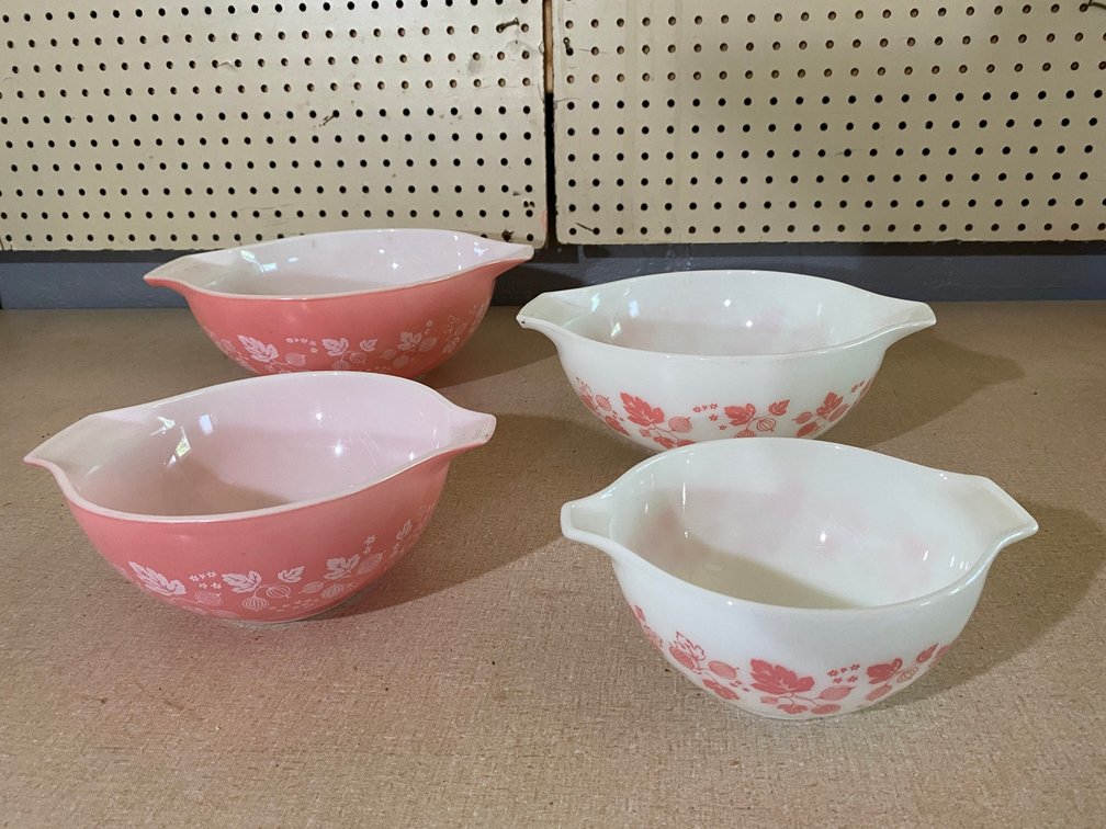 Vintage Pyrex nesting bowls