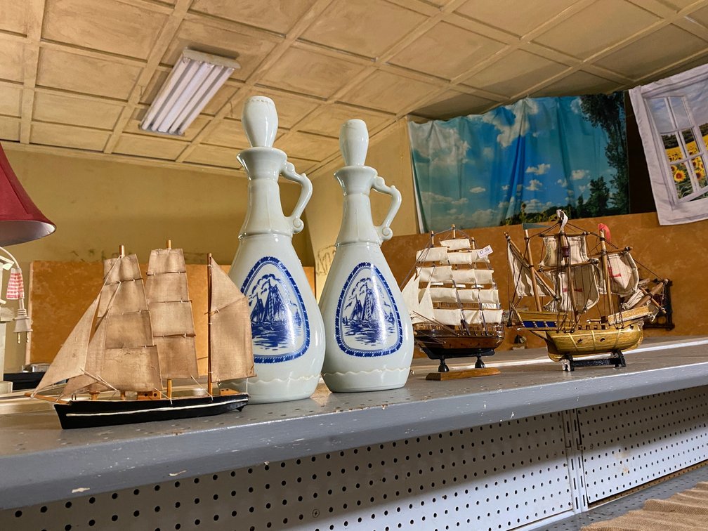 Model sailboats, 2 decanters