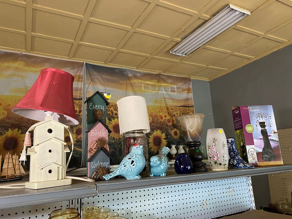 Vases, lamps, decorative items