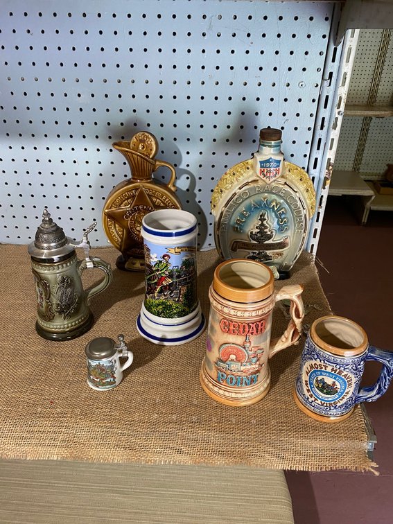 Steins, 2 decanters