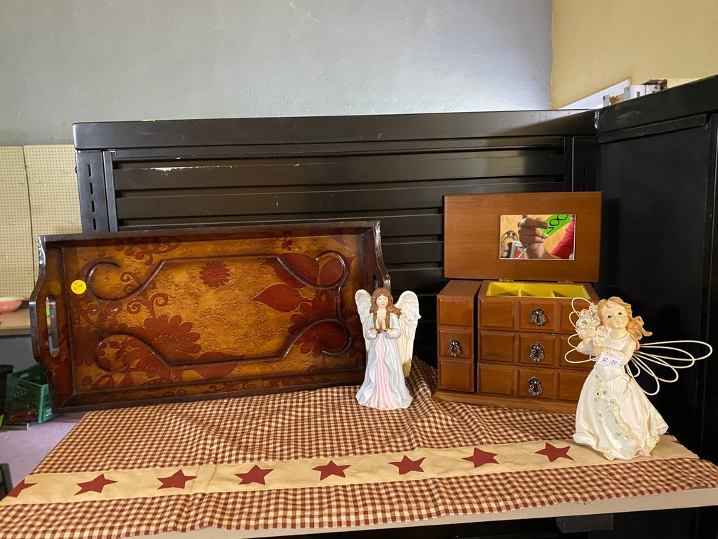Small wooden jewelry box, wooden tray, 2 figurines