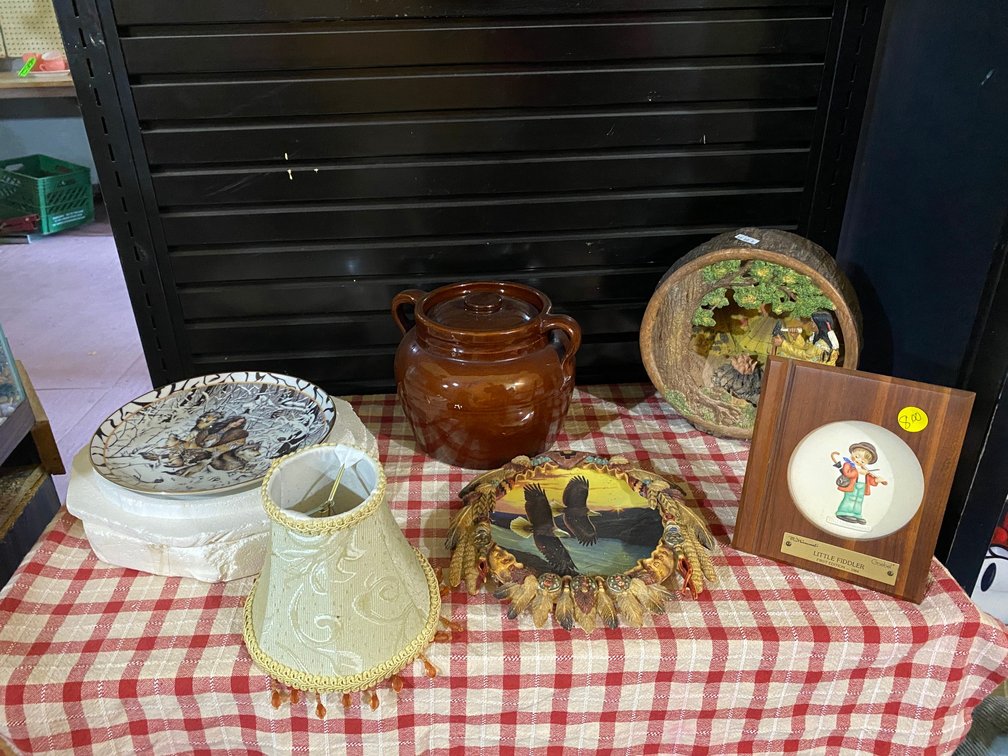 Stoneware beanpot, collector's plate, decorations