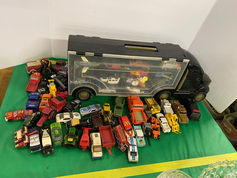 Metal toy Cars with truck, Car Holder Full of Cars on Both Sides