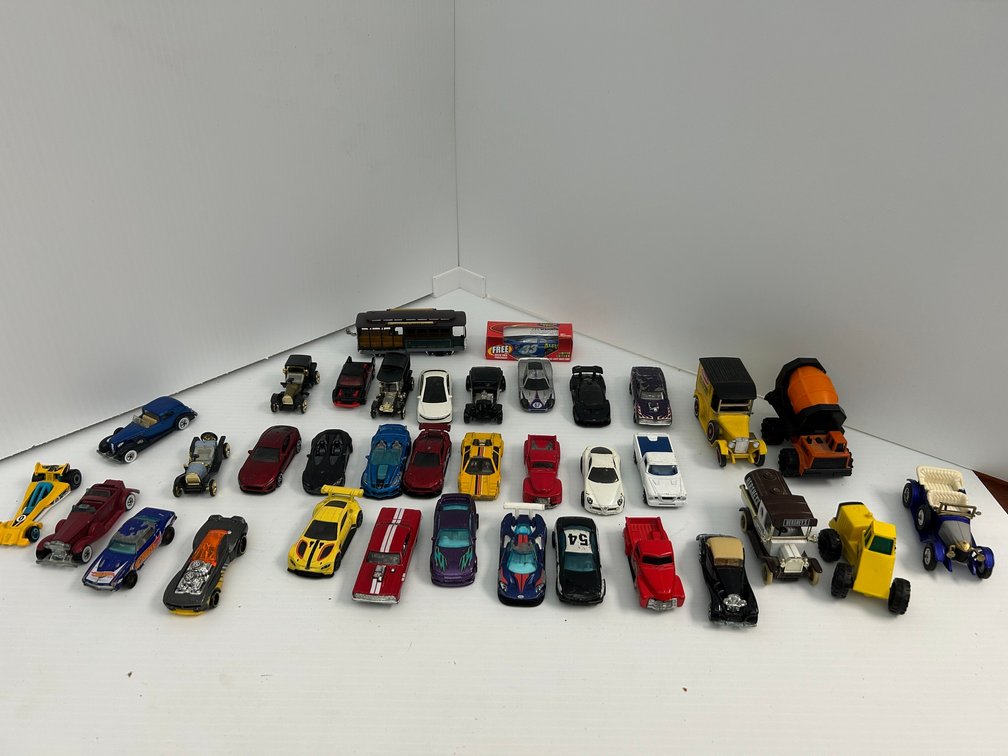 Hot Wheels, Tonka, Small Collectable Cars, Hot Wheels 64 Chevelle, Hot Wheels Alfa Romayo
