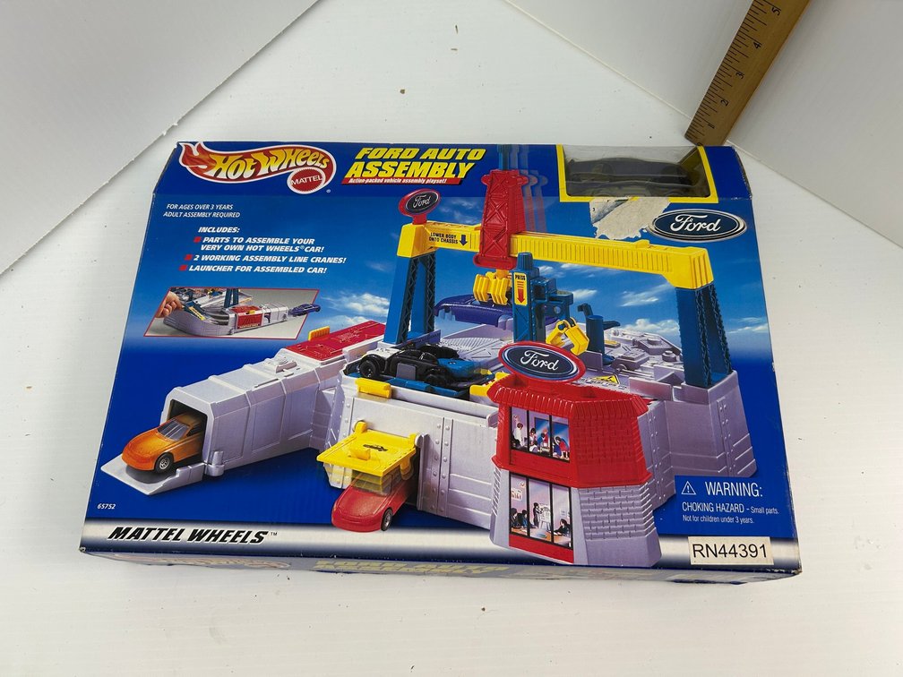 Hot wheels Ford Auto Assembly Action Packed Vehicle Assembly Play Set