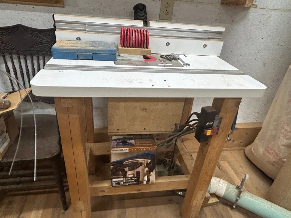 Router table with contents