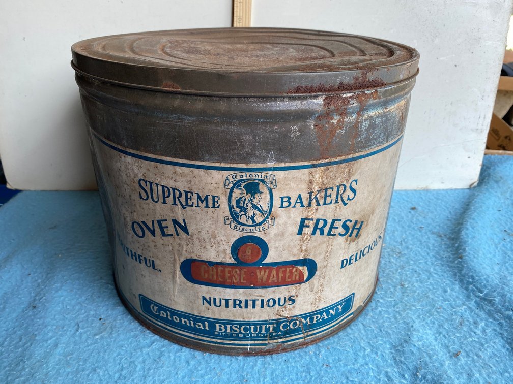 Cheese wafer tin with lid and label