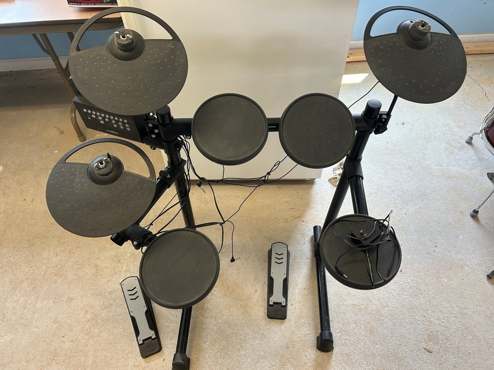 Yamaha DTX Electric Drum Set, With Wireless Kick and High Hat Pedals
