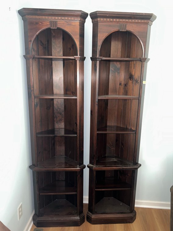 2 Corner cabinets