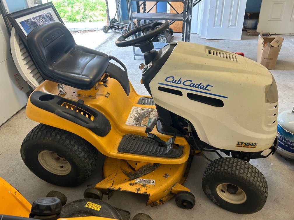 Cub Cadet 1,000 Series 42 Inch Deck