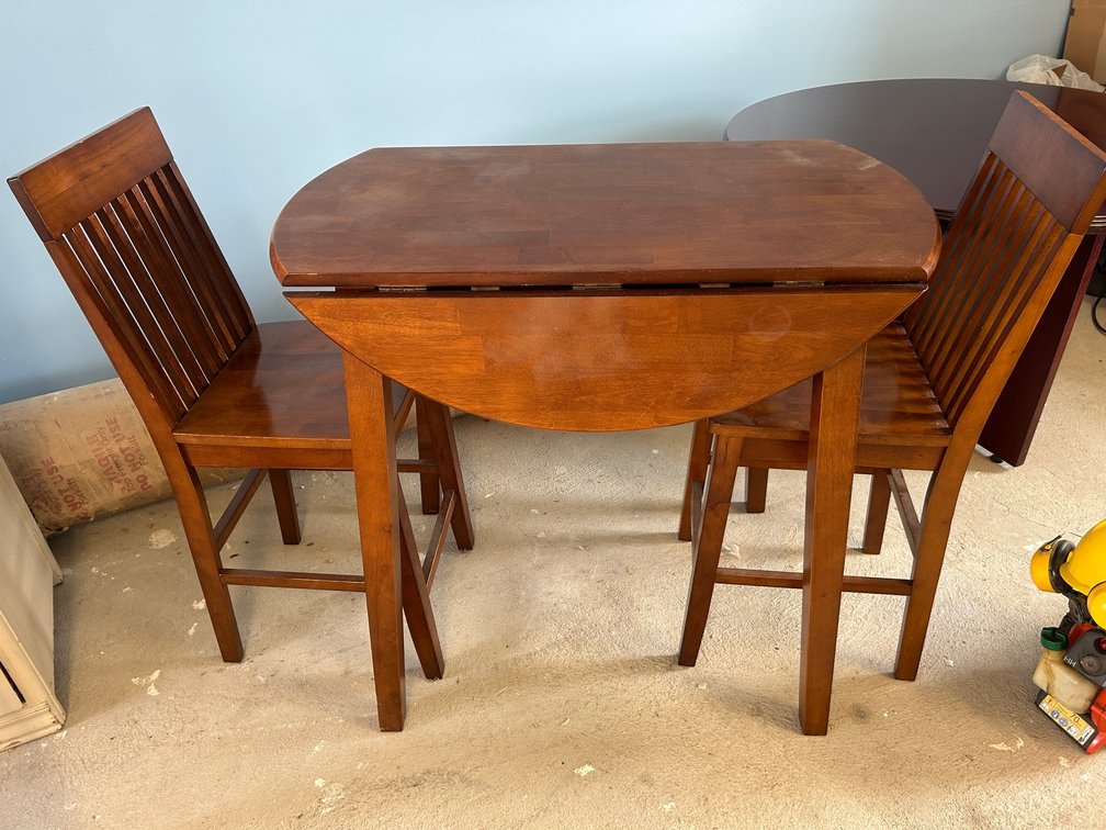 Bar Hight Table with Drop Leaves and 2 chairs