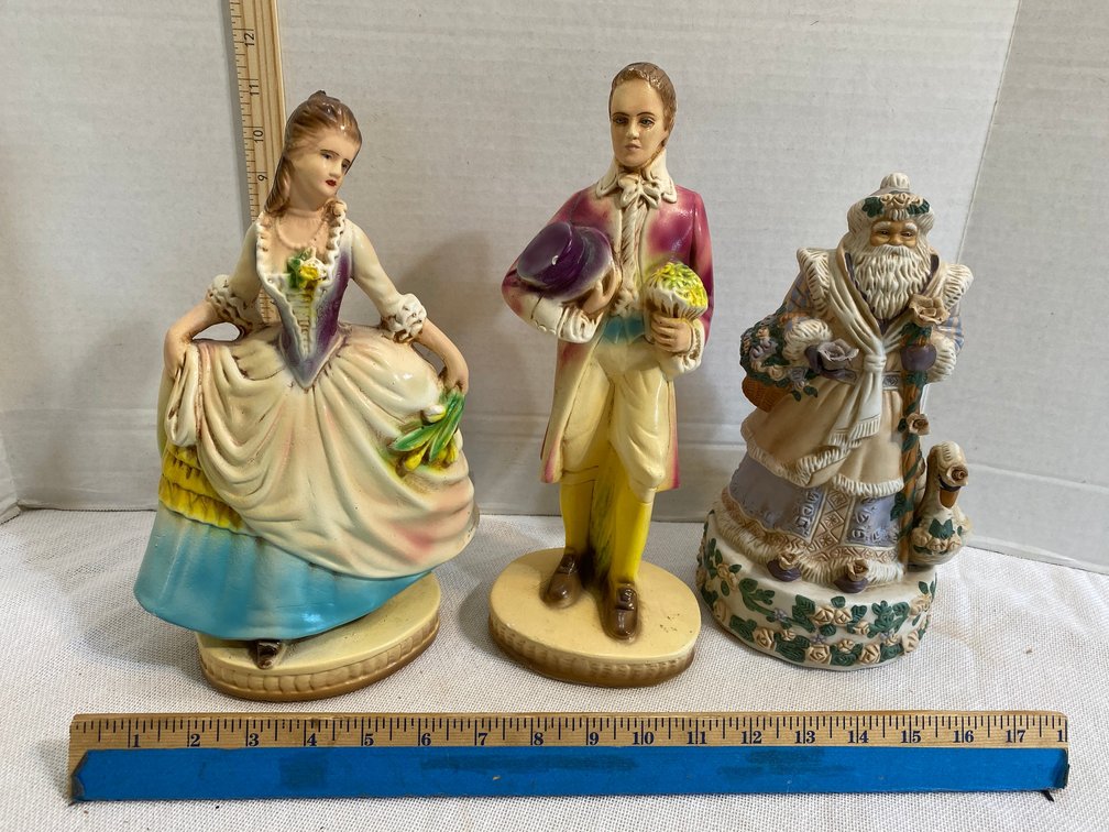 2 Figurines, 1 musical Santa Claus