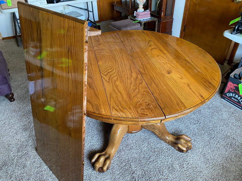 Round pedestal table
