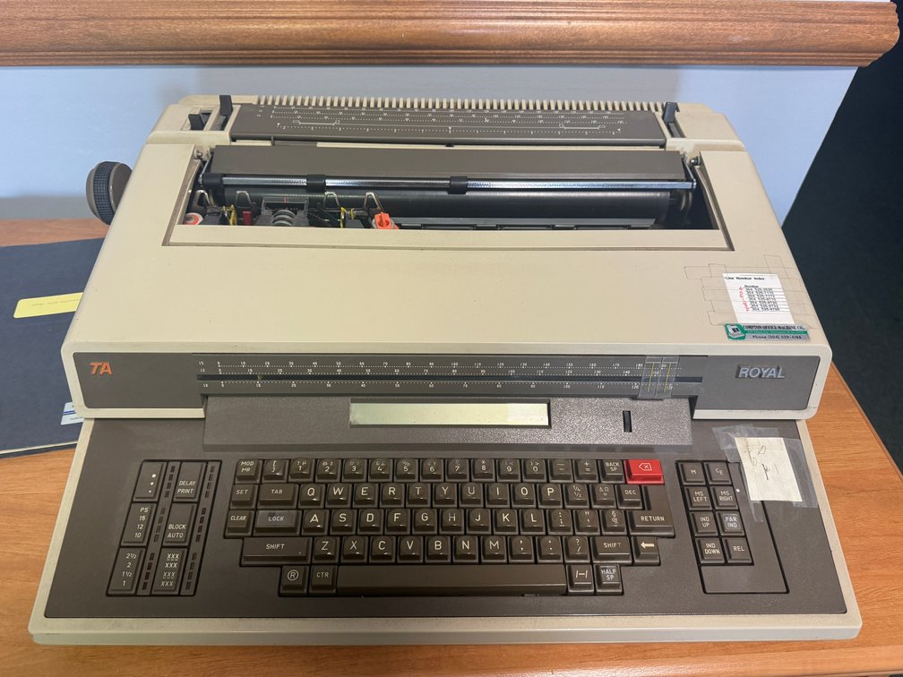 Vintage Royal SE 5000 CD Office Typewriter