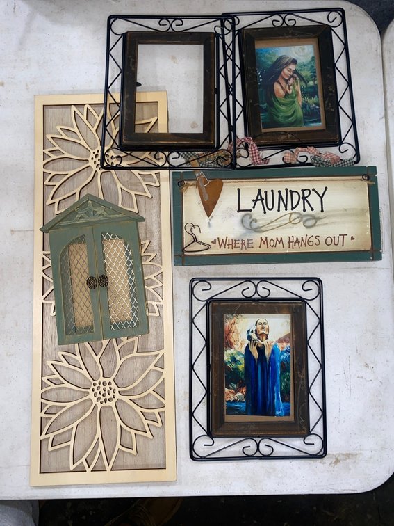 Picture Frames and Wall Hangings