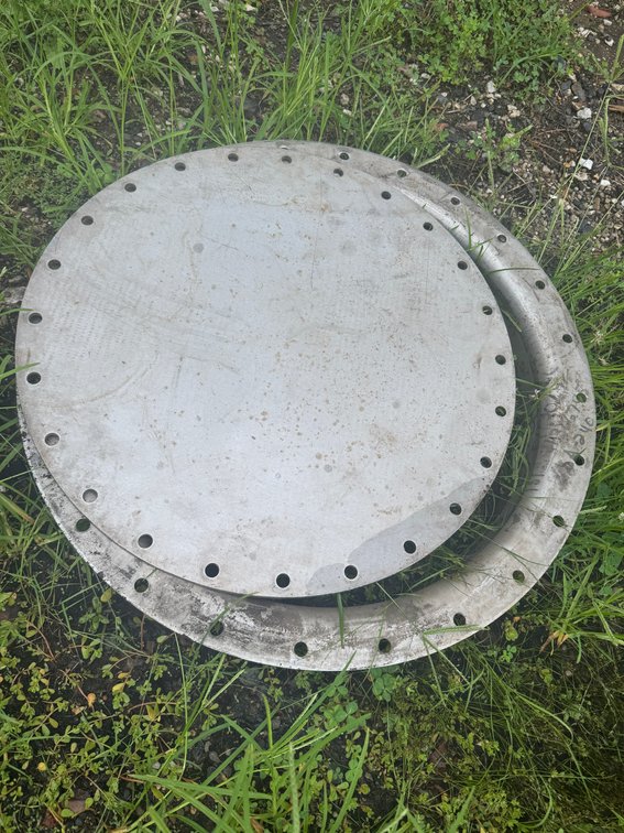 Round metal flange/cover plate