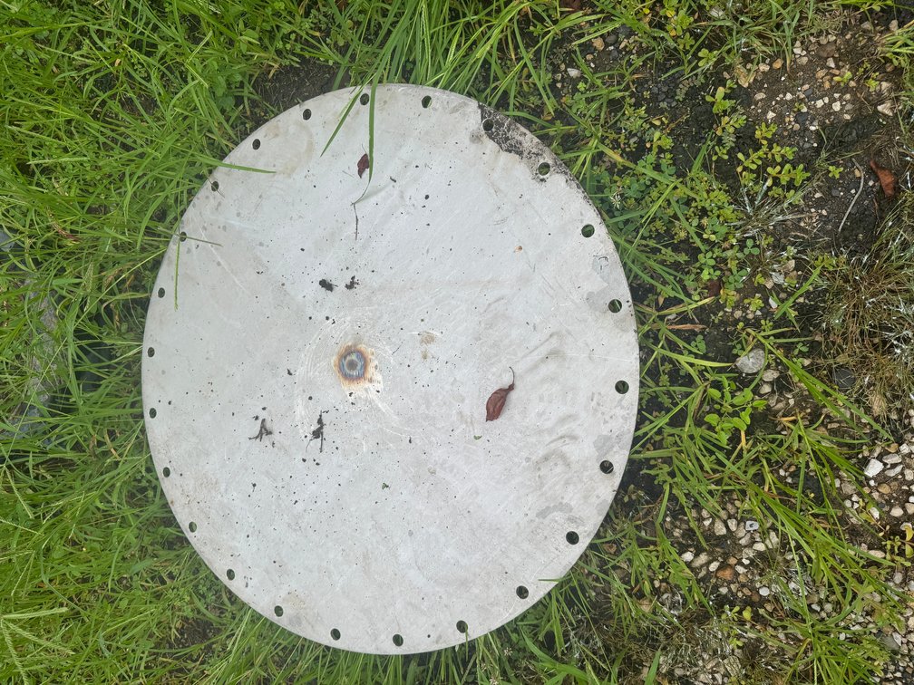 Round metal flange/cover plate