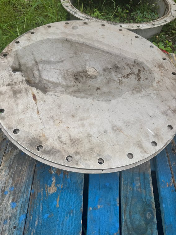 Round metal flange/cover plate