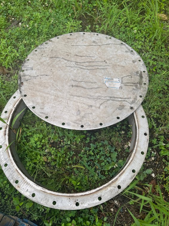 Round metal flange/cover plate