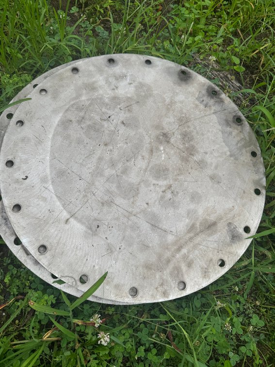 Round metal flange/cover plate