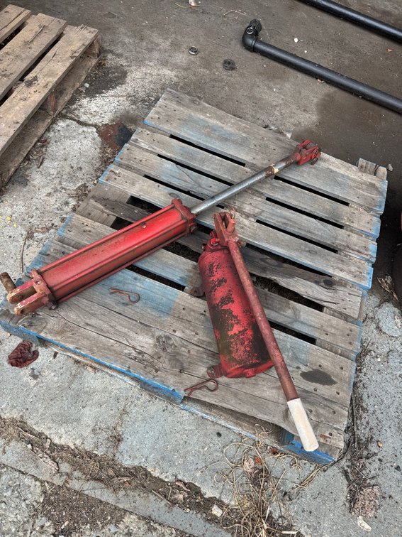 Hydraulic cylinder and hand pump