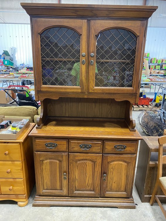 Traditional 2-Piece oak Hutch