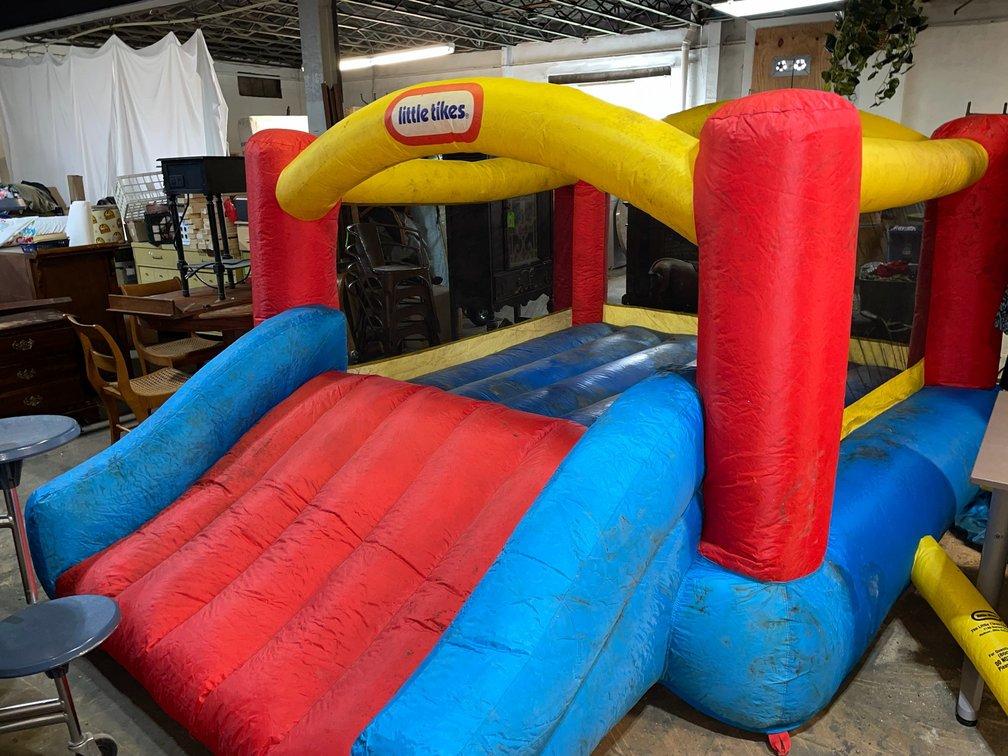 Little Tikes inflatable bouncy house-functioning with blower