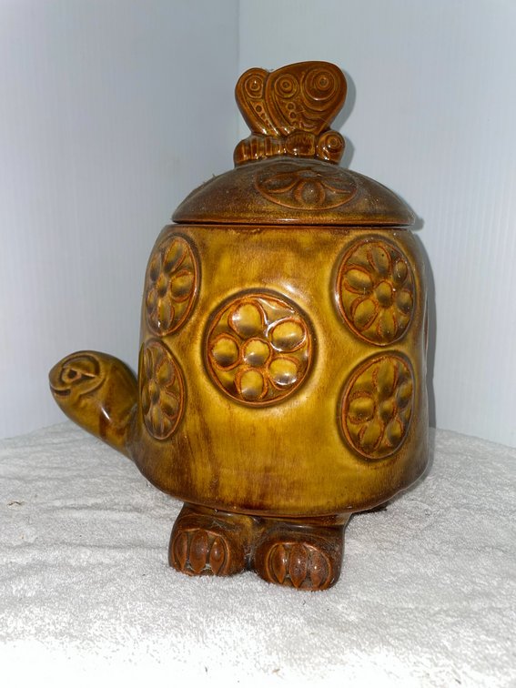 McCoy turtle cookie jar**inner rim has damage**