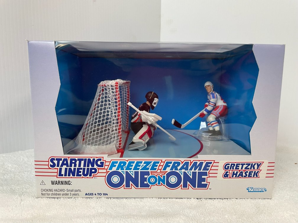 Starting Lineup Freeze Frame One on One-Gretzky, Hasek