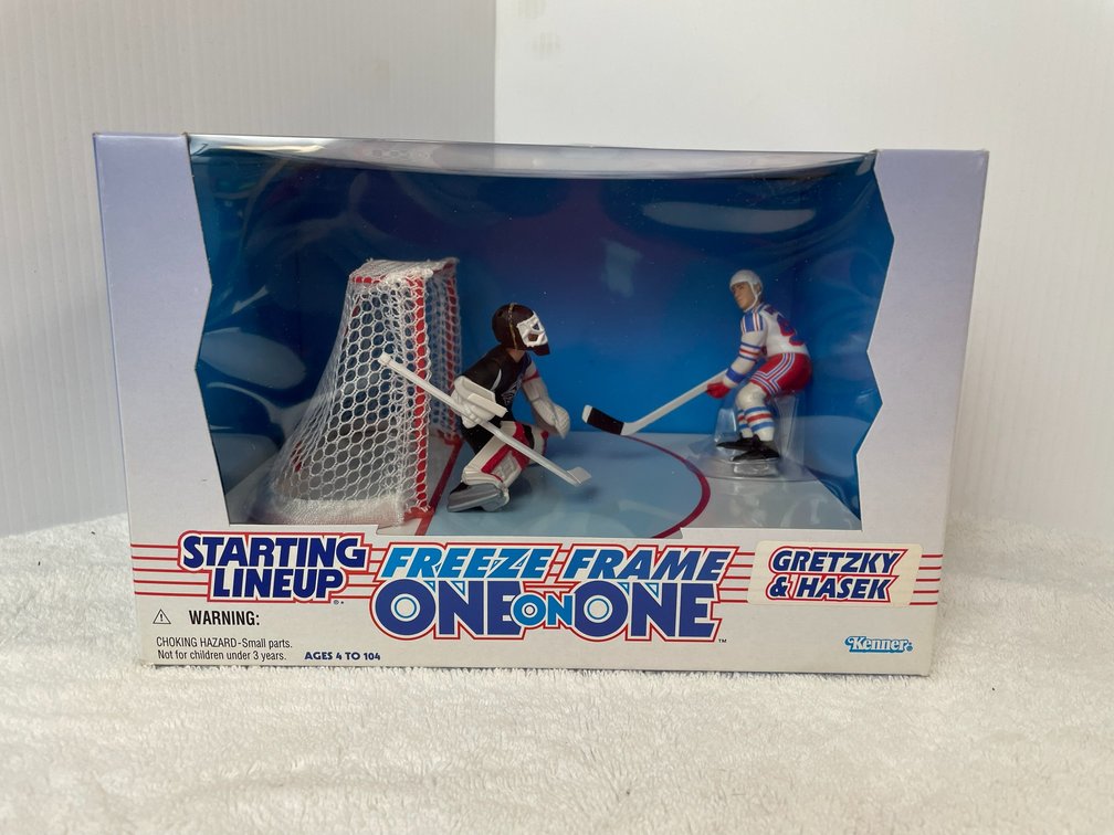 Starting Lineup Freeze Frame One on One-Gretzky, Hasek