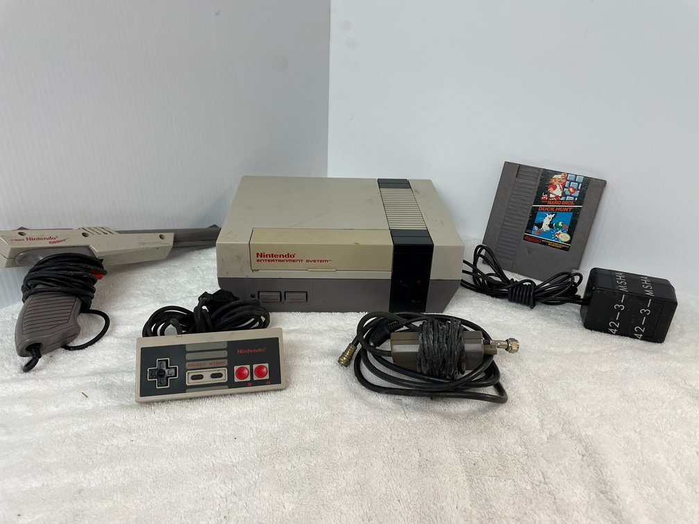 Nintendo Entertainment System with Zapper, 1 controller, power supply, coax connector, 2games-Duck Hunt, Mario Brothers