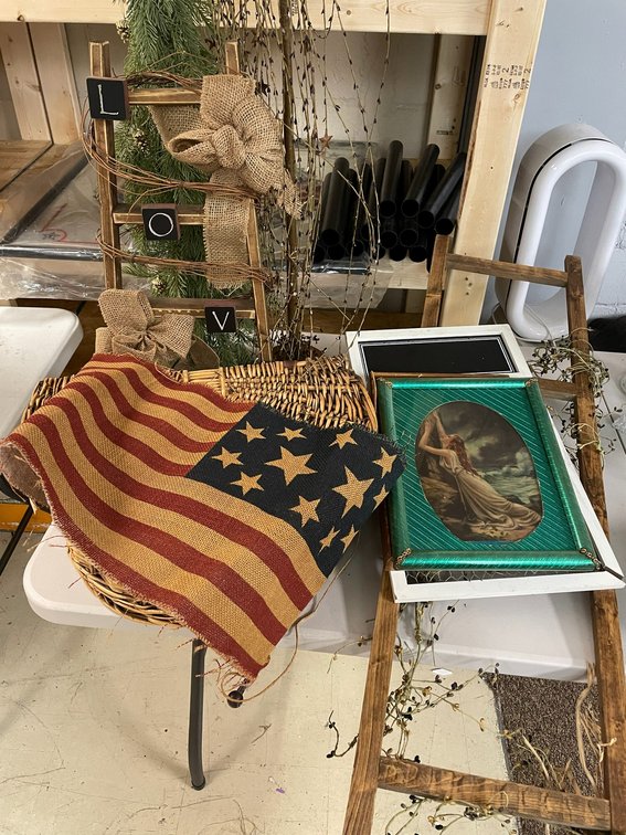 Basket, Americana decorations, small framed prints
