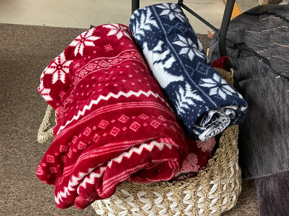 Basket with throws + two glass bells