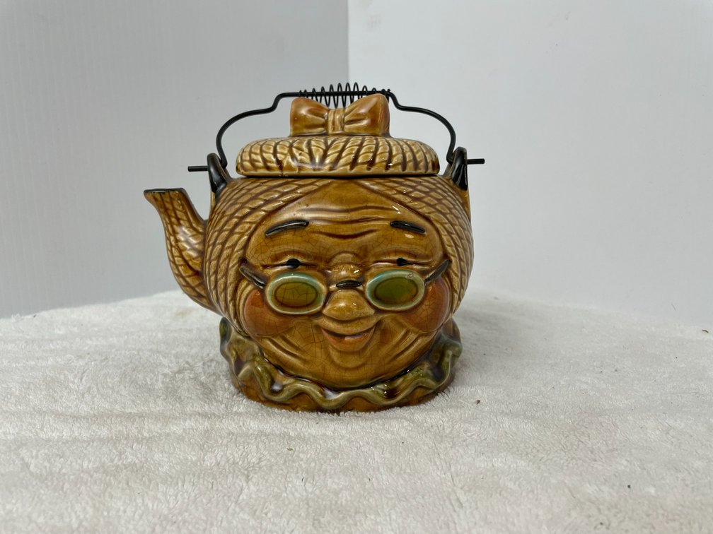 Grandma teapot with metal handle