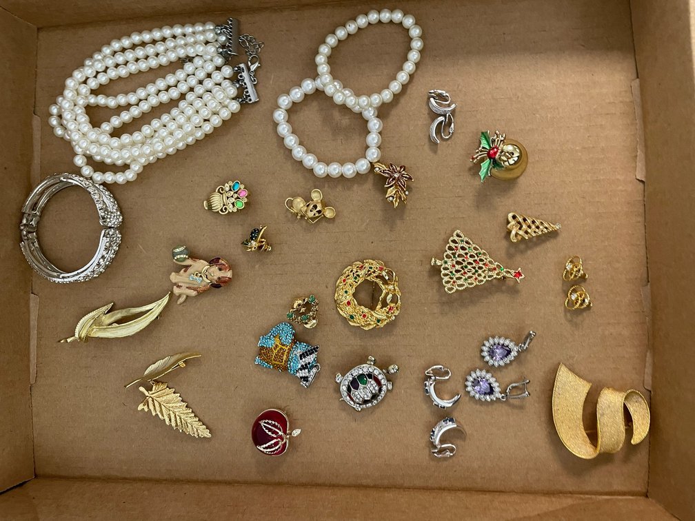 Collection of ladie's brooches, faux pearl necklace and earrings