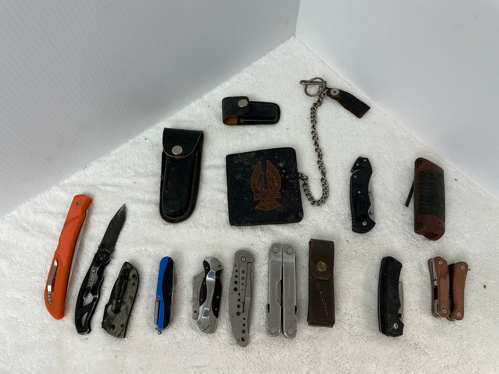 Harley Davidson chain wallet, pocket knives-1 marked Smith & Wesson, 1 marked Craftsman, 1 marked Gerber