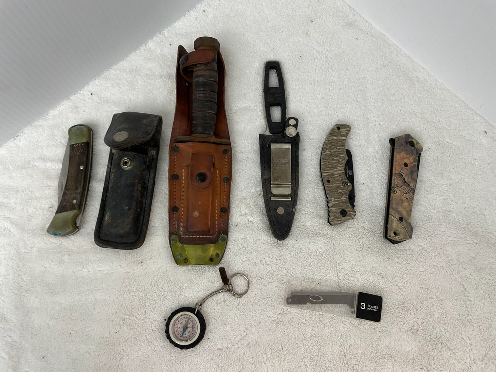 Collection of knives-2 marked Mossy Oak,1 marked Buck