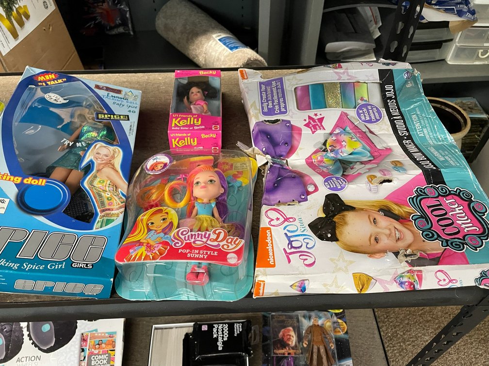 Barbie Mix-N-Match Design Studio, Lego Friends, The Cool Maker JoJo Bow Maker, Barbie Doll, Super Heros Legos, Sunny Day toy doll, Spice toy doll, Kelly friend of Barbie