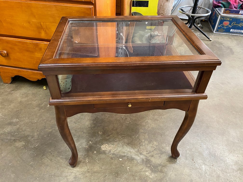 Lamp table with Lift Top glass Display Area