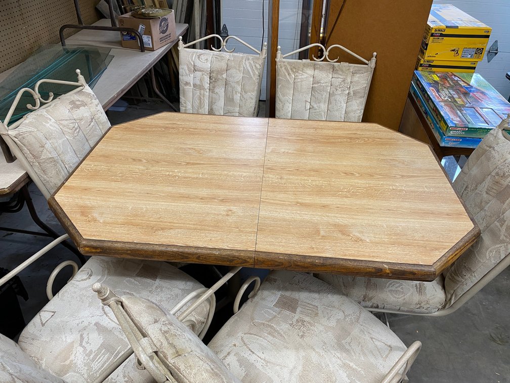 Kitchen table with 6 Rolling chairs