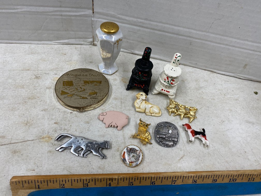 Niagara Fall Compact, Set of Pot Belly Stove Salt and Pepper Shakers, Animal Pins