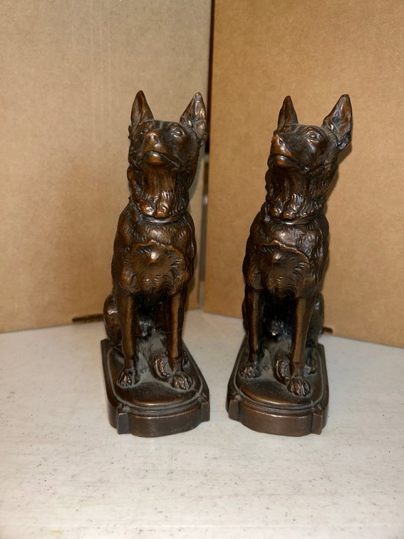 2 Metal dog bookends