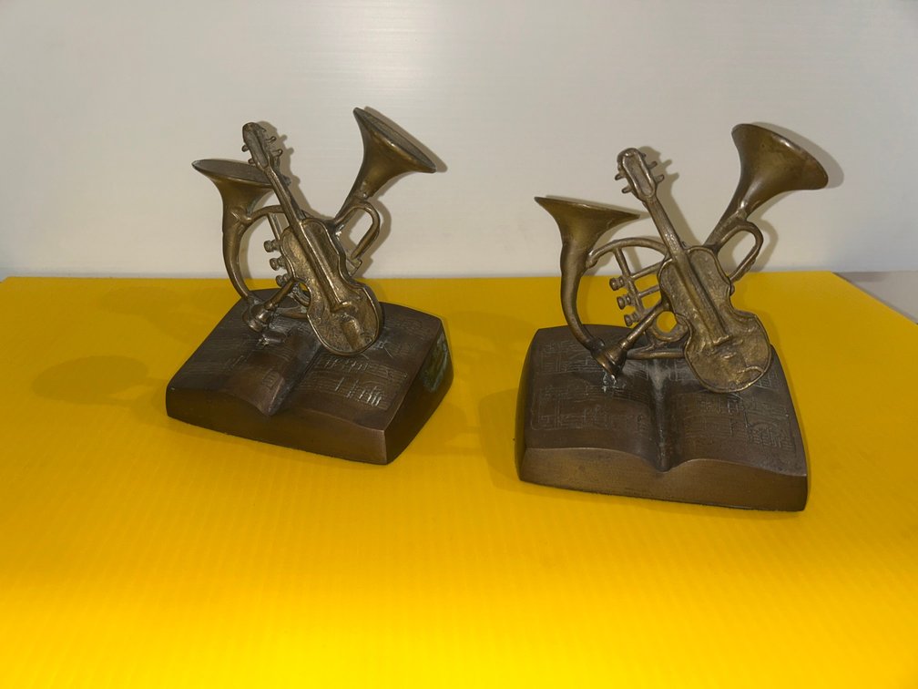 2 Metal bookends